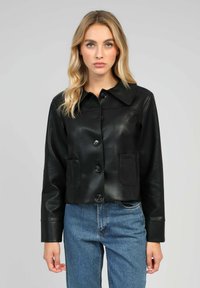 Veste cropped en cuir noir avec un col, fermeture à boutons et deux poches avant. Texture lisse avec un léger éclat.