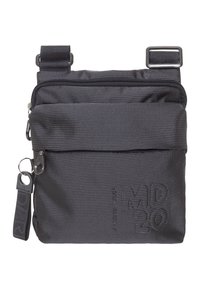 Svart multifunktionell väska i texturerad tyg, med flera dragkedjefack, en avtagbar rem och präglad logotypdetalj.