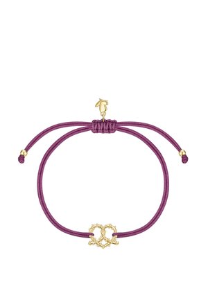 Verstellbares lila Schnurarmband mit zwei ineinandergreifenden goldfarbenen herzförmigen Anhängern und kleinen goldfarbenen Perlen an den Enden.