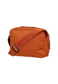 Sac à épaule en tissu orange avec une bandoulière réglable, de forme rectangulaire, haut zippé et poche latérale, présentant une surface texturée.