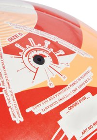 Červený a oranžový fotbalový míč s označením velikosti 5, grafikou tlakoměru a různými vytištěnými pokyny v několika jazycích.