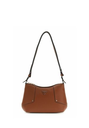 Sac à bandoulière en cuir marron avec une sangle noire ajustable et une fermeture éclair dorée, arborant un logo triangulaire Guess USA sur le devant.