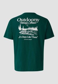 Grünes Baumwoll-T-Shirt mit weißem grafischem Text und Naturszene auf dem Rücken, einschließlich Bäumen und Wasser, mit Rundhalsausschnitt und kurzen Ärmeln.