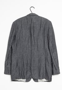 Šedý pruhovaný blazer s mírně zmačkanou texturou. Obsahuje jeden zadní rozvent, klopové límce a zapínání na dva knoflíky.