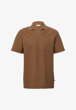 Brązowa koszulka z krótkim rękawem, dekoltem w serek i kieszonką. Teksturowana tkanina z delikatnym wzorem. Prosty krój i rozcięcia po bokach u dołu.