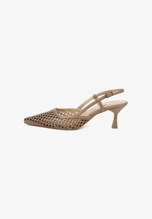 Escarpin slingback beige à bout pointu avec un design en découpe à treillis et un talon incurvé de hauteur moyenne.
