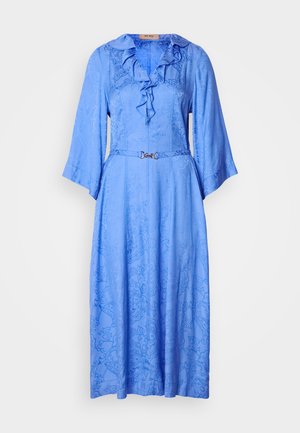 Μπλε φόρεμα με ρεβέρ στο λαιμό και φαρδιά μανίκια, που διαθέτει μια διακριτική υφή με σχέδιο και ρυθμιστική ζώνη με ασημένια πόρπη.