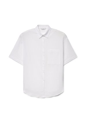 Chemise blanche à manches courtes avec col et une poche poitrine unique, présentée sur un fond blanc uni.