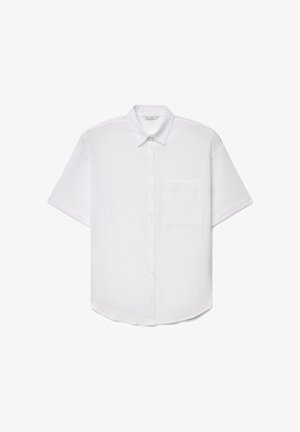 Chemise blanche à manches courtes avec col et une poche poitrine unique, présentée sur un fond blanc uni.