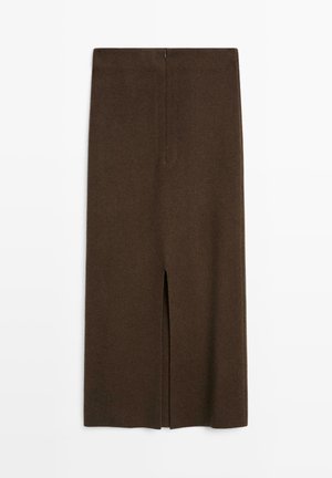 Bruine midi rok van een wolmix, rechte snit met een split aan de voorkant, discrete ritssluiting aan de achterkant, soepele textuur, minimalistisch ontwerp.