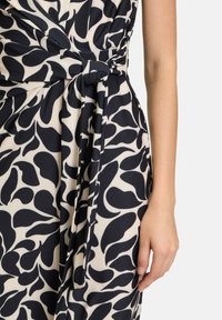 Cartoon MIT RAFFUNG
 - Jerseykleid - weiß schwarz