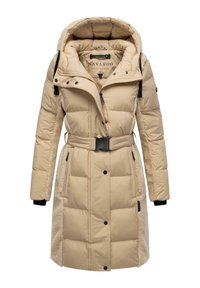 Beige pufferjack met een met pels gevoerde capuchon, een ceintuur in de taille, ritssluiting en drukknoopsluitingen, en zijzakken. Heeft zwarte accenten op de mouwen.