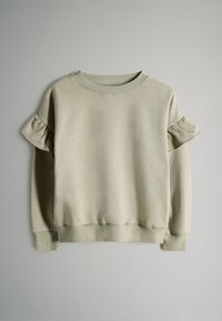 Sudadera gris claro con cuello redondo y mangas cortas con volantes. Hecha de tela suave con puños y dobladillo acanalados.