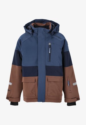 Giacca impermeabile da uomo in blu navy e marrone, con una tasca sul petto con zip, due tasche frontali e polsini elasticizzati con dettagli riflettenti.