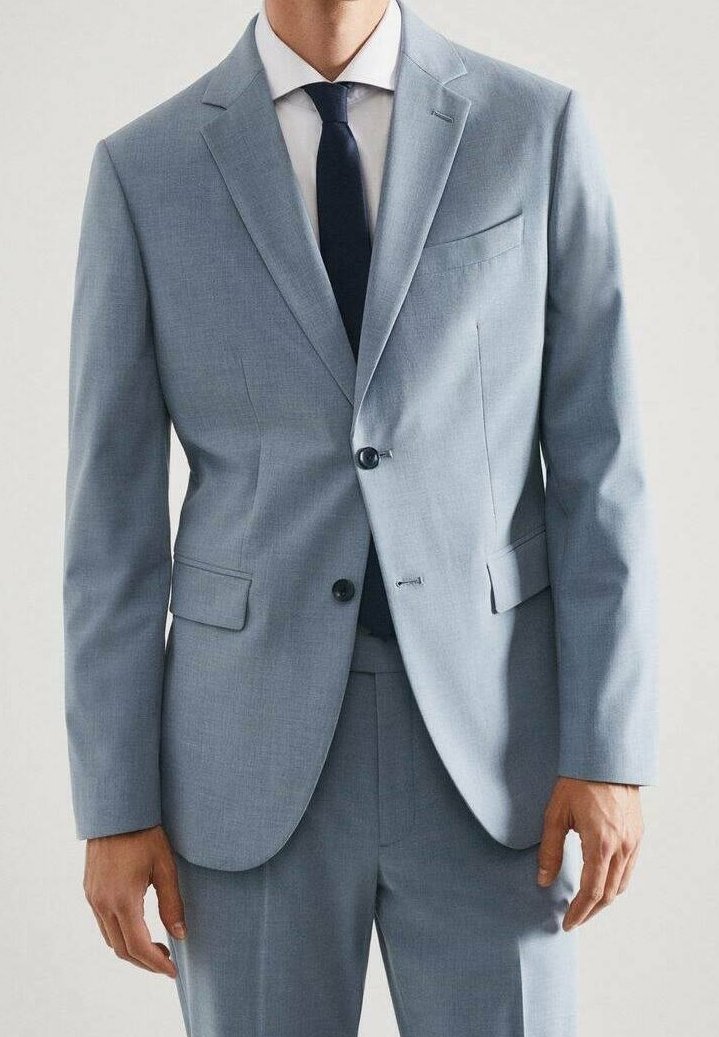 Costume bleu clair présentant un design ajusté, une veste à un bouton avec deux boutons, des revers en pointe et une poche poitrine. Tissu texturé.
