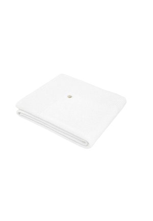 Serviette blanche pliée avec motif texturé et un petit bouton en métal sur un coin, isolée sur fond blanc.