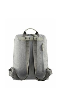 Mochila de tela gris con dos correas ajustables, asa superior, bolsillo frontal con cremallera y detalle de correa con logo. Textura suave en toda su superficie.