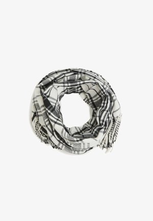 Sciarpa a scacchi in bianco e nero, realizzata in un tessuto morbido, con bordi frangiati. È avvolta in una forma circolare per essere indossata.