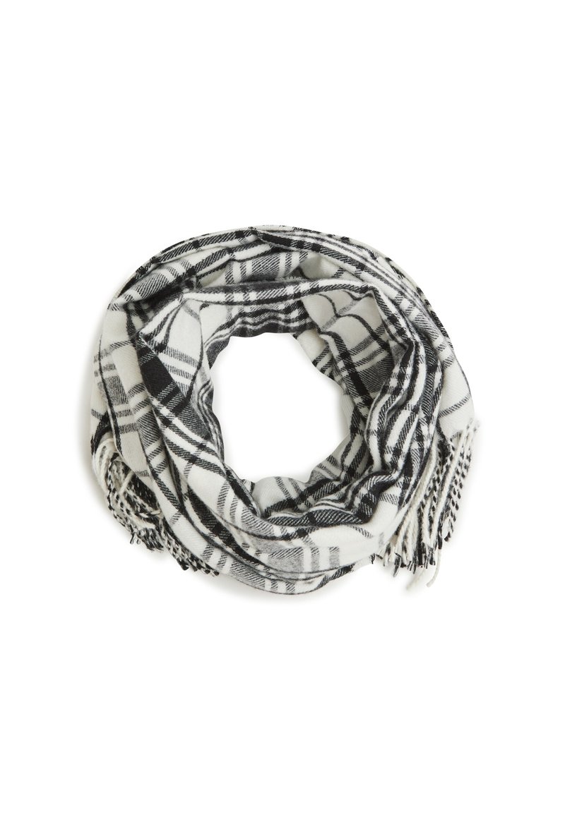 Sciarpa a scacchi in bianco e nero, realizzata in un tessuto morbido, con bordi frangiati. È avvolta in una forma circolare per essere indossata.