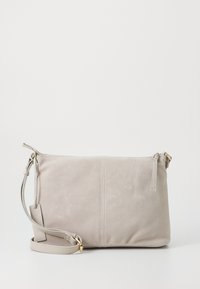 Siva suede crossbody torba s glatkom teksturom, s zatvaranjem na patentni zatvarač i podesivim remenom. Minimalistički dizajn s suptilnim detaljem šava.