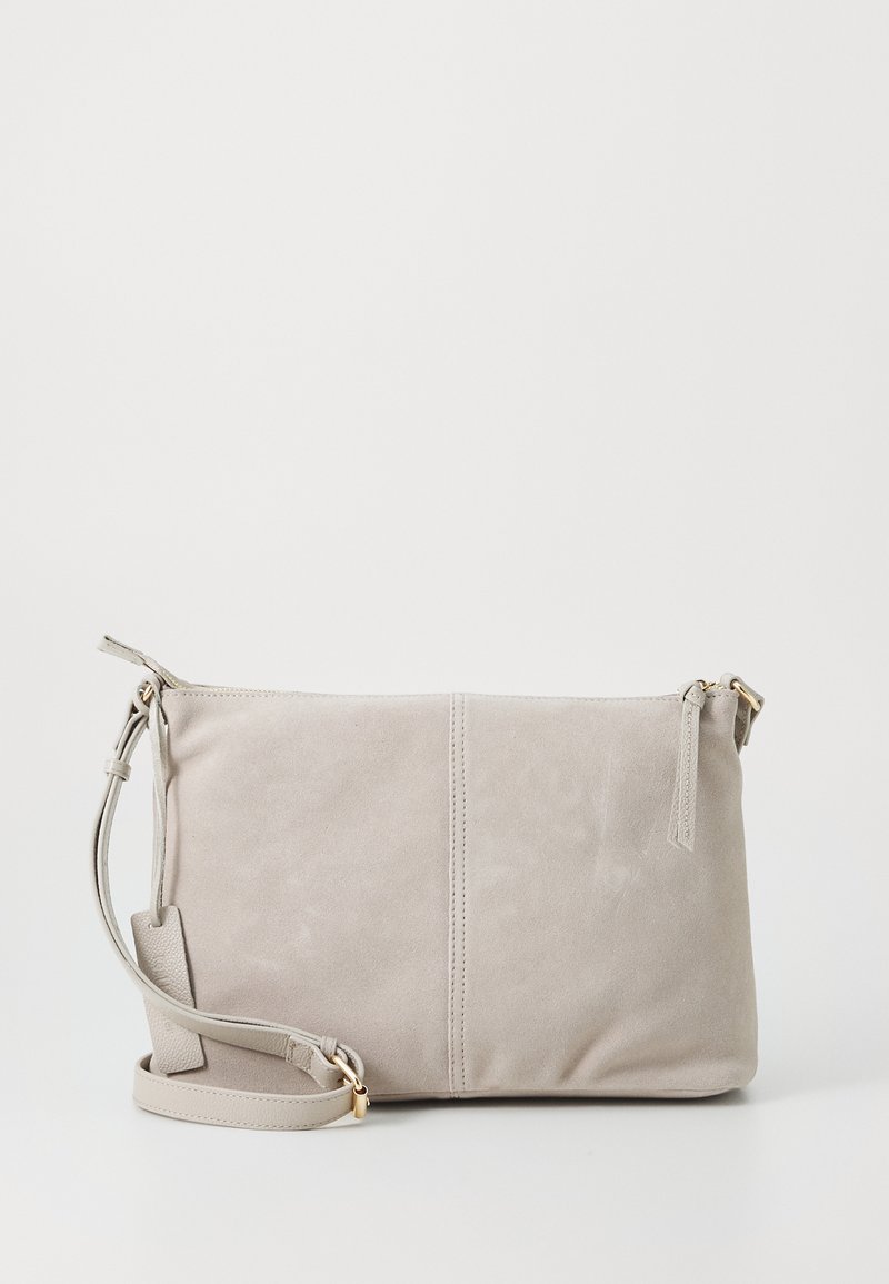 Siva suede crossbody torba s glatkom teksturom, s zatvaranjem na patentni zatvarač i podesivim remenom. Minimalistički dizajn s suptilnim detaljem šava.