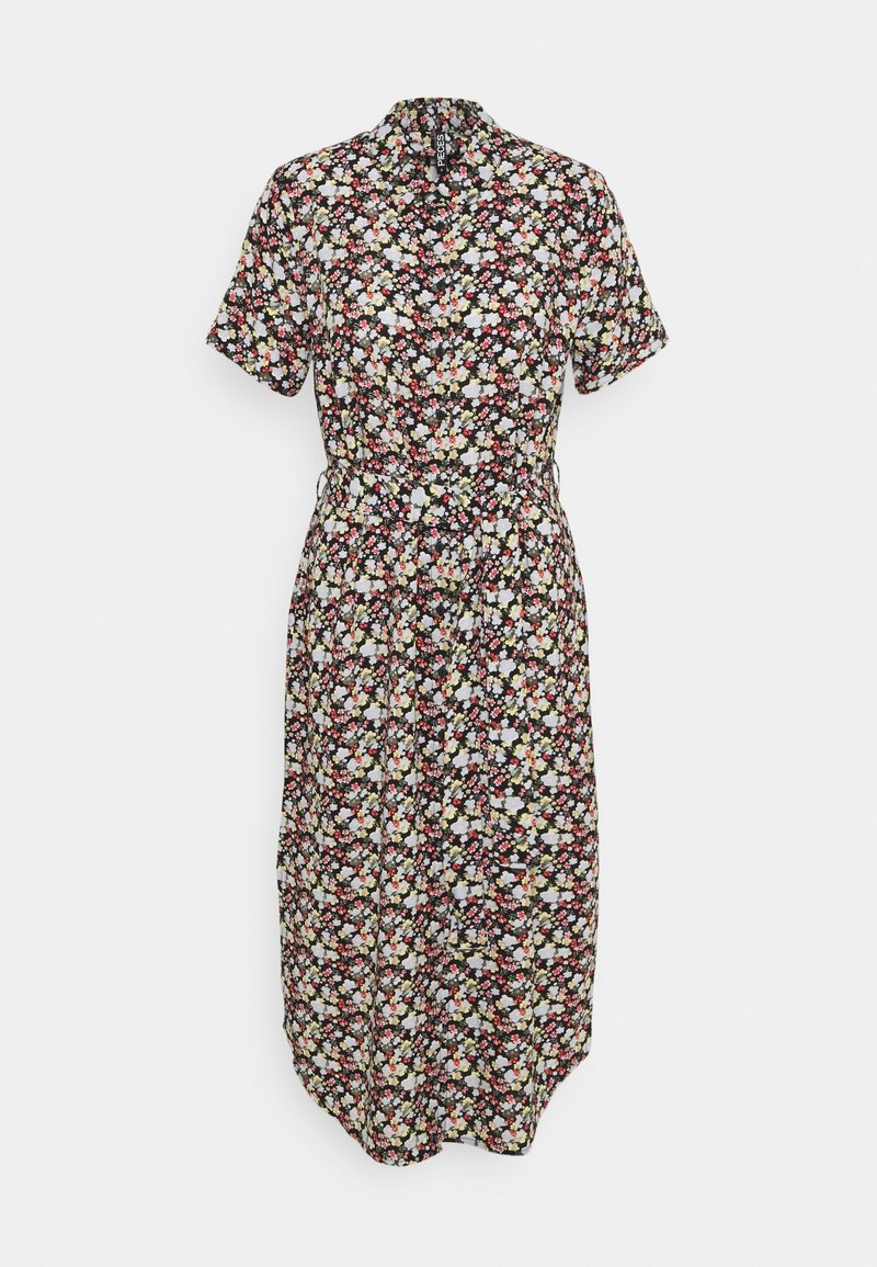 Robe noire mi-longue avec imprimé floral rouge, blanc et vert, manches courtes, boutonnée sur le devant et ceinture à nouer à la taille.