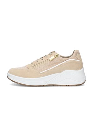 Sneaker casual beige con dettagli in mesh e pelle scamosciata, suola spessa bianca, lacci beige e una cerniera laterale dorata su sfondo bianco.