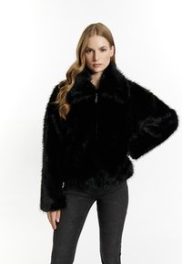 Sort faux fur jakke med stor krave, lynlås lukning og oversized ærmer. Blød tekstur, cropped design og luksuriøs finish.