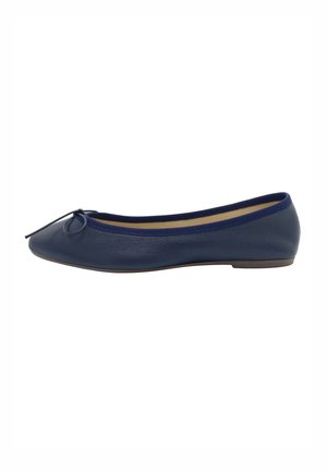 Navyblaue Ballerinas mit einer runden Spitze, aus weichem Leder, und einem kleinen Schleifenakzent an der Vorderseite. Flache Sohle, minimalistisches Design.