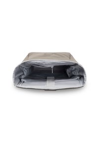 Borsa per laptop imbottita di colore grigio chiaro con chiusura a zip, dotata di un interno in tessuto e di una cinghia di sicurezza interna. Forma elegante e rettangolare.
