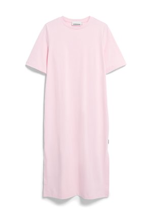 Robe T-shirt rose pâle à manches courtes, longueur au genou, avec un col rond et une petite étiquette de marque visible au niveau du cou.