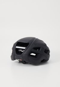 Casque de vélo noir avec des ouvertures de ventilation proéminentes, un design aérodynamique et un système de rétention réglable. Logo de la marque subtilement affiché.
