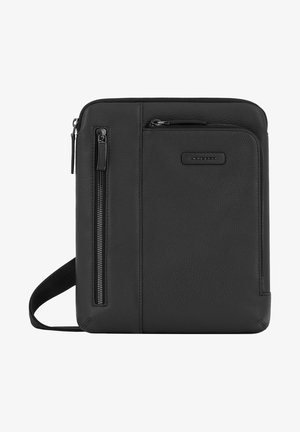 Bolso mensajero de cuero negro con textura granulada, que cuenta con un bolsillo con cremallera en la parte frontal, correa ajustable y un diseño minimalista.