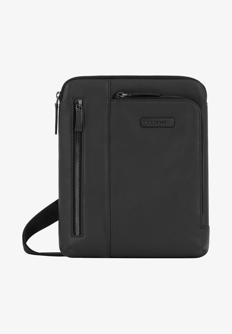 Sac messager en cuir noir avec une texture grainée, doté d'une poche zippée à l'avant, d'une bandoulière réglable et d'un design minimaliste.