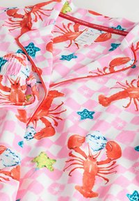 Pajamaset med hummermönster i vit och rosa rutigt design, med röda humrar, färgglada sjöstjärnor och en mjuk bomullstextur.