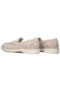Beige Wildleder Slipper mit glatter Textur, abgerundeter Spitze, dezenten Nähdetails und einer weißen Gummisohle.
