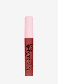 NYX Lip Lingerie XXL in un tubo cilindrico. Il cappuccio è di un rosa chiaro e il corpo è di un rosso intenso con marchi e testi neri.