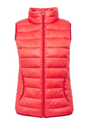 Czerwona kamizelka puchowa z wysokim kołnierzem, zamkiem błyskawicznym z przodu i kieszeniami bocznymi. Materiał jest błyszczący, z przeszytymi sekcjami dla lepszej izolacji.