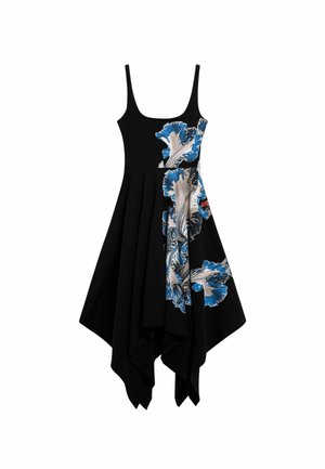 Čierne šaty s priliehavým živôtikom a asymetrickým, rozšíreným lemom. Na jednej strane má kvetinový vzor v odtieňoch modrej a bielej.