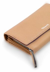 Beige Leder-Geldbörse mit strukturiertem Finish, ausgestattet mit einem Reißverschluss und einem kleinen Logo. Kompakte und gefaltete Ausführung mit sichtbaren Nähten.