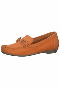 Oranje leren moccasin-schoenen in stijl met een gestikte neus en een decoratieve metalen gesp. Platte zool met een lichte hak, met een gladde textuur.