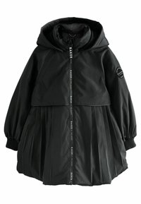 Veste noire rembourrée avec une capuche, présentant une partie inférieure plissée, des poignets élastiques et une fermeture éclair centrale avec une marque sur toute sa longueur.