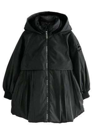 Veste noire rembourrée avec une capuche, présentant une partie inférieure plissée, des poignets élastiques et une fermeture éclair centrale avec une marque sur toute sa longueur.