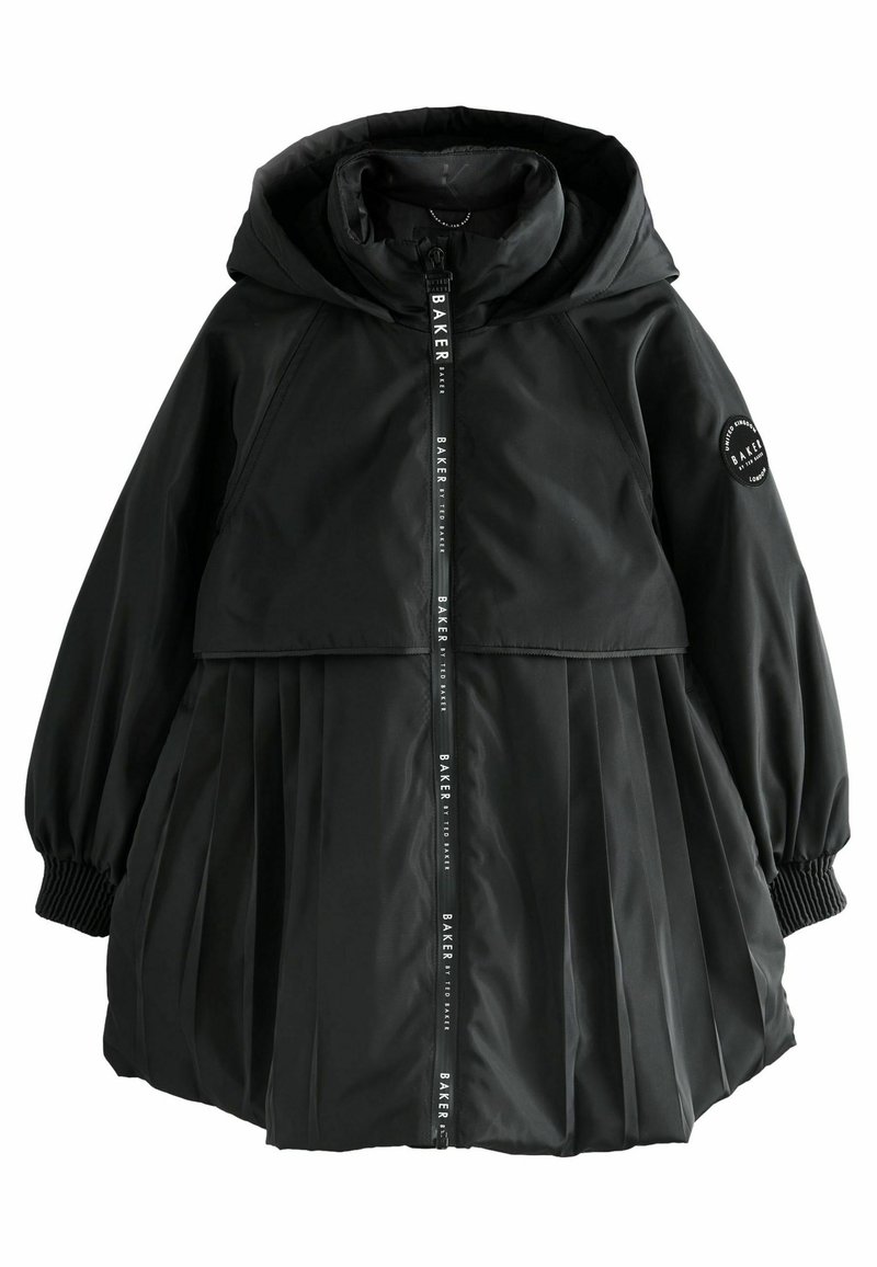 Veste noire rembourrée avec une capuche, présentant une partie inférieure plissée, des poignets élastiques et une fermeture éclair centrale avec une marque sur toute sa longueur.