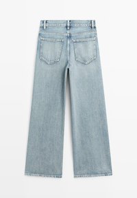 Lichtblauwe wijde jeans met hoge taille en twee achterzakken, afgebeeld tegen een witte achtergrond.
