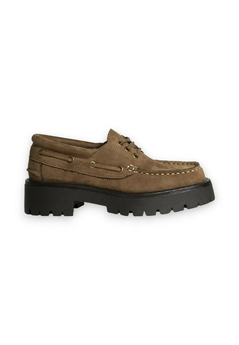 Zapatos de barco de ante marrón con punta redondeada, suela gruesa de goma negra y costuras decorativas a lo largo de los lados y los cordones.