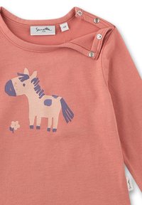 Rosa langärmliges Shirt aus weichem Stoff, mit einem Design eines blauen und cremefarbenen Cartoon-Pferdes und Druckknopf-Schulterverschlüssen.