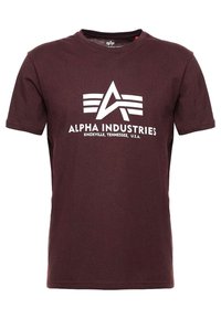 Tummanpunainen lyhythihainen puuvillainen t-paita, jossa valkoinen "ALPHA INDUSTRIES" -logo ja tunnus, pyöreä kaula-aukko ja normaali istuvuus.