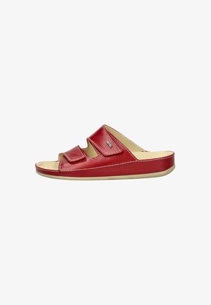 Sandali scivolati in pelle rossa con tre cinturini regolabili, design con punta aperta, fodera interna beige e cuciture bianche in contrasto sulla suola.