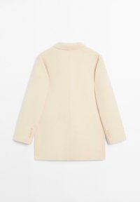 Blazer beige chiaro con colletto a fazzoletto, maniche lunghe e discreti dettagli con bottoni sui polsini. Texture morbida e design su misura.